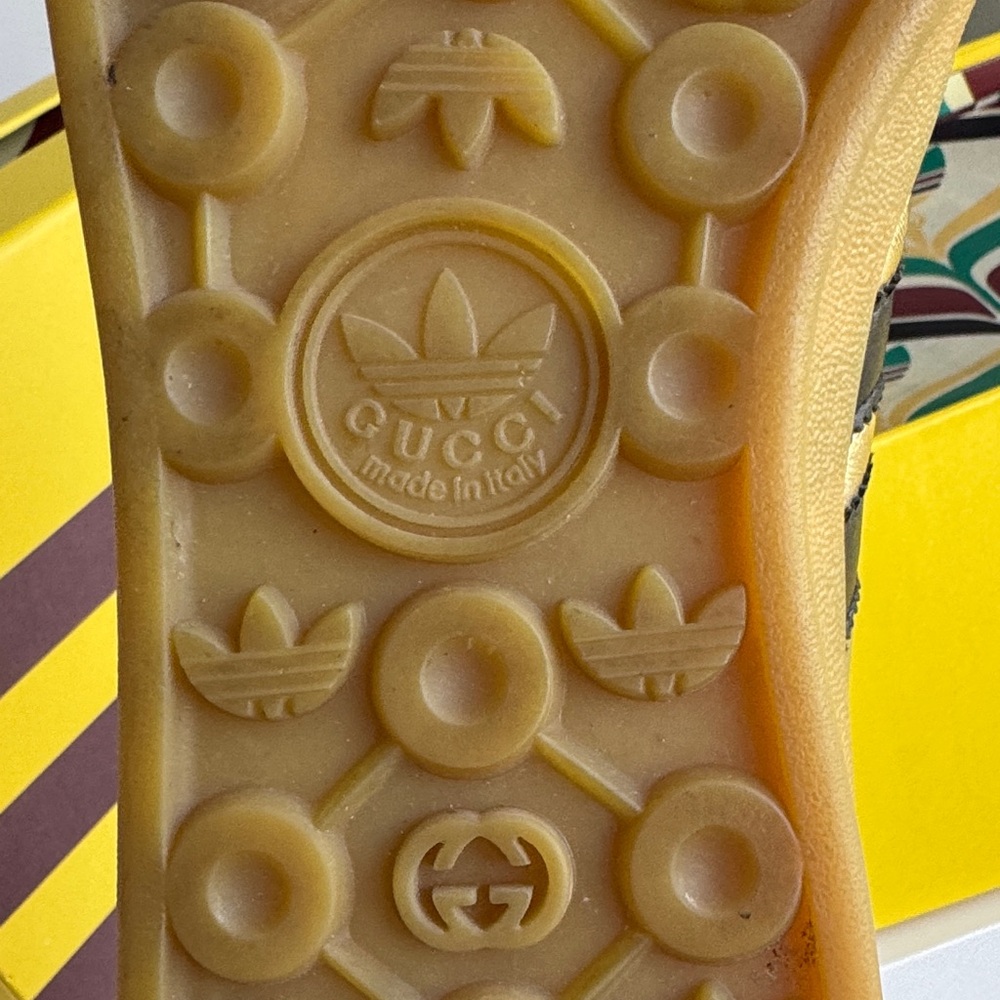 Gucci collaboration with Adidas gazelle sneakers
Special edition (Gold) - Picture 15 of 16